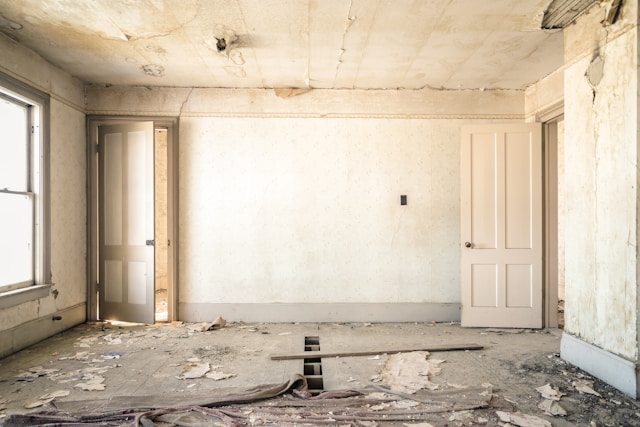 When Do I Need Plaster Repair? Signs of Old House Damage
